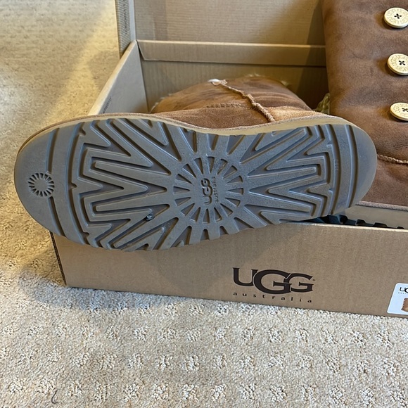 Like new Bailey button triple Ugg’s - Picture 4 of 5